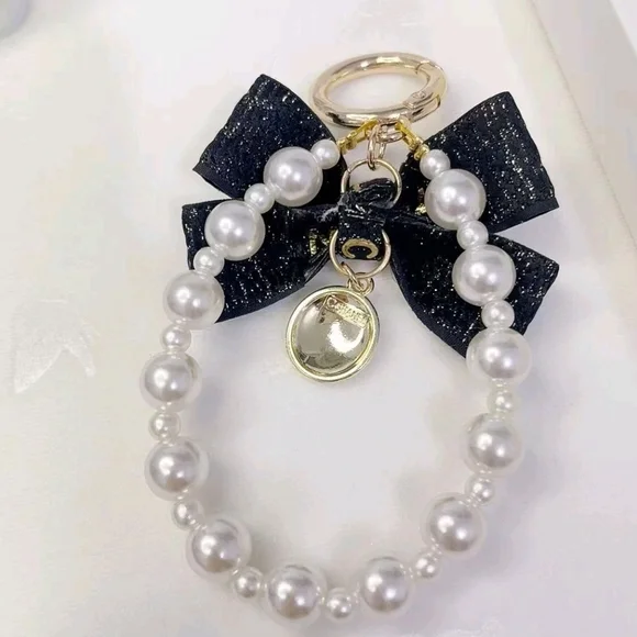 Chanel Pearl Bow Keyring - Black & Pearl - Picture 4 of 6